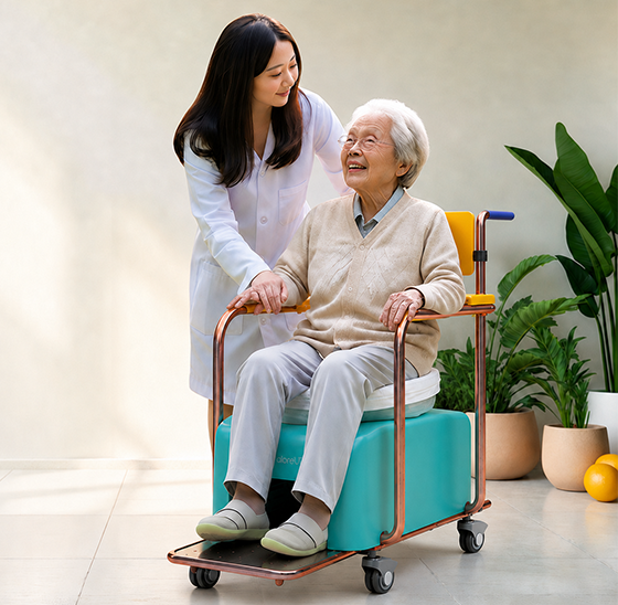 照護者陪伴輪椅長者 / caregiver supporting an elderly wheelchair user